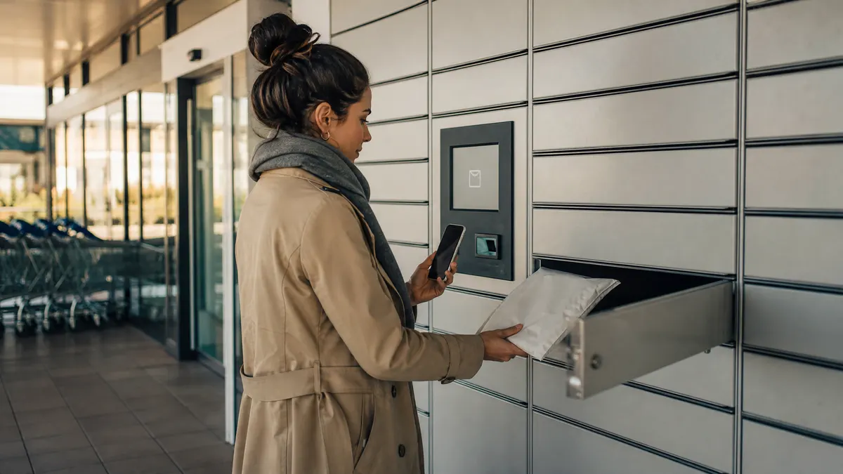 Illustration réaliste d'une consigne à colis sans marque à l'entrée d'un supermarché : une femme scanne son téléphone et retire une pochette souple d'un petit casier